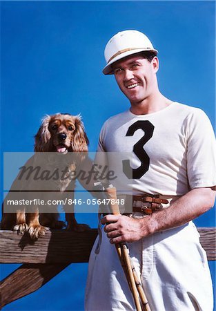 ANNÉES 1950 SOURIANT DES JOUEUR DE POLO HOMME POSANT AVEC COCKER SPANIEL DOG