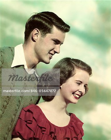 ANNÉES 1940 - ANNÉES 1950 PORTRAIT PROFIL SOURIANT TEEN COUPLE