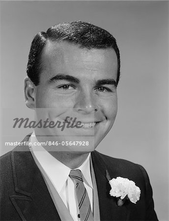 ANNÉES 1960 SOURIANTE JEUNE HOMME OFFICIELLE TENUE LA BOUTONNIÈRE EN BOUTONNIÈRE MARIÉ MARIÉ