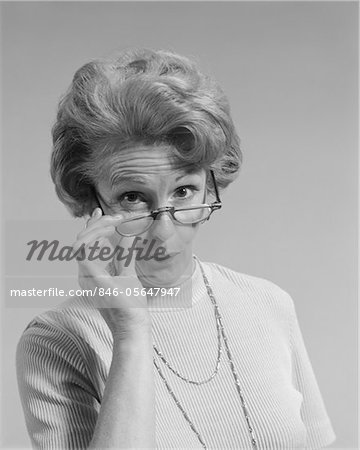 SECHZIGER JAHRE - SIEBZIGER JAHRE REIFE FRAU SUCHEN ÜBER DEN RAND IHRER BRILLE LUSTIGEN GESICHTSAUSDRUCK SECHZIGER JAHRE - SIEBZIGER JAHRE REIFE FRAU SUCHEN ÜBER DEN RAND IHRER BRILLE LUSTIGEN GESICHTSAUSDRUCK