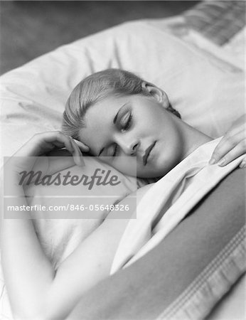 ANNÉES 1930 SOMMEIL BLONDE FEMME YEUX FERMÉS TÊTE SUR L'OREILLER AU LIT