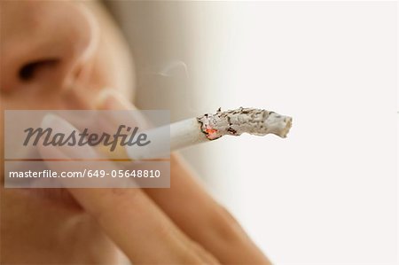 Gros plan de cigarette smoking femme