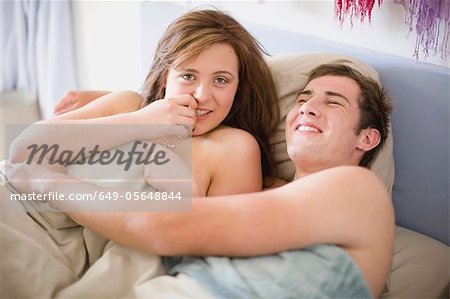 Nackte Teenager-Paar im Bett zusammen