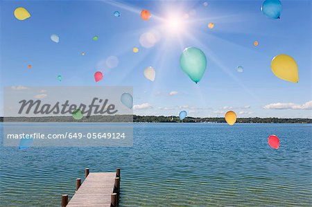 Ballons flottant au-dessus encore lac