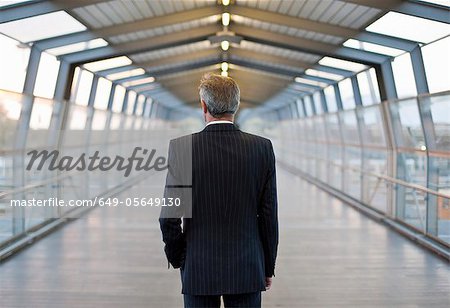 Homme debout sur le pont