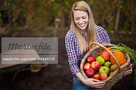 Femme, cueillette de légumes dans le jardin