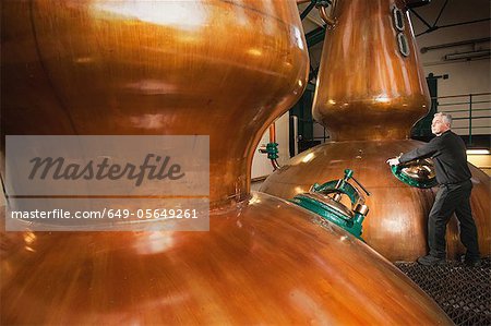 Travailleur dans la distillerie de whisky