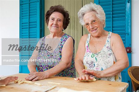 Femmes plus âgées, faire des pâtes ensemble