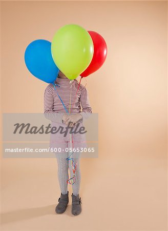 Jeune fille tenant des ballons