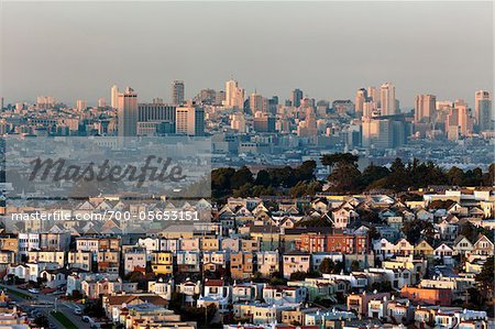 Wohngebiet und die Skyline der Stadt, San Francisco, Kalifornien, USA