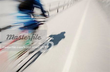 Cycliste sur piste cyclable