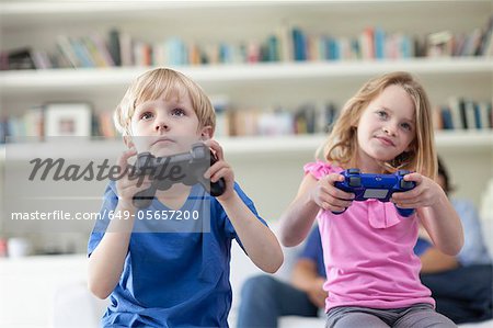 Kinder spielen von Videospielen