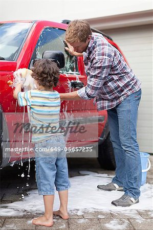 Vater und Sohn waschen Auto zusammen