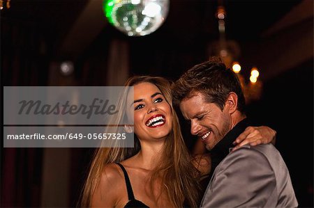 Sourire au club de danse en couple