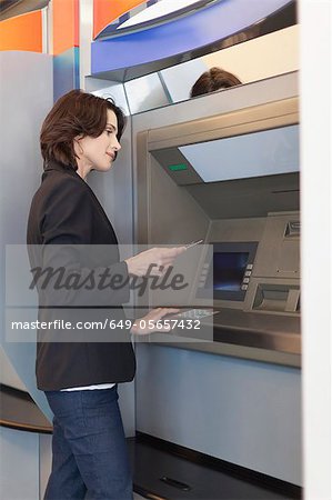 Geschäftsfrau mit ATM im freien