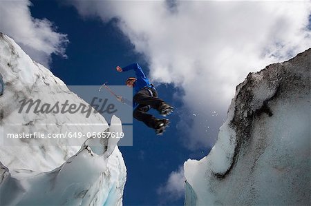 Randonneur sauter entre les glaciers