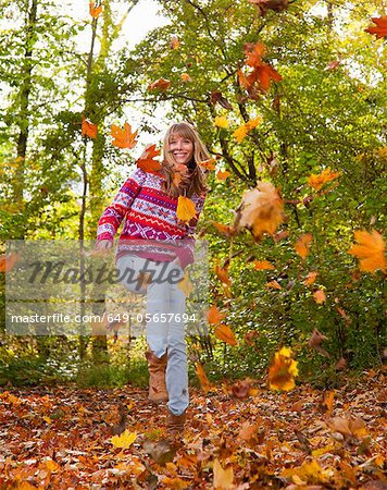 Frau spielen Herbstblätter