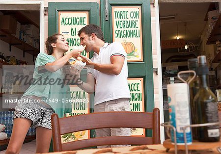 Couple partage de nourriture au café Couple partage de nourriture au café
