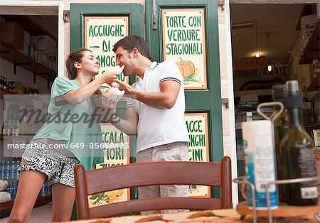 Couple partage de nourriture au café