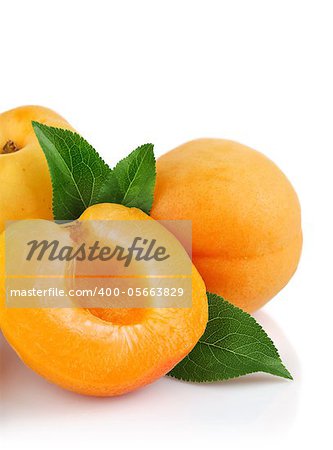 fruits abricots avec feuille verte et coupe isolé sur fond blanc