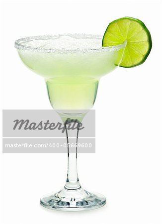 Margarita en verre avec de la chaux isolée sur fond blanc