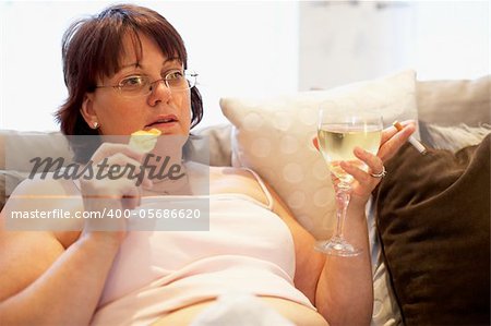 Surpoids femme détente sur canapé