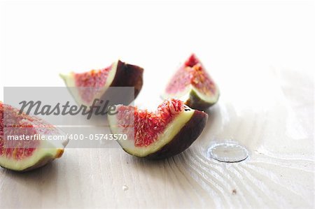 slices of ripe figs on wooden table