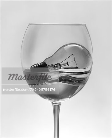 Ampoule tremper dans de l'eau dans le verre à vin Ampoule tremper dans de l'eau dans le verre à vin