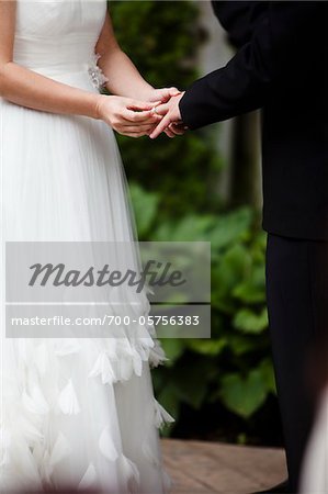 Mariée et le marié échange d'anneaux