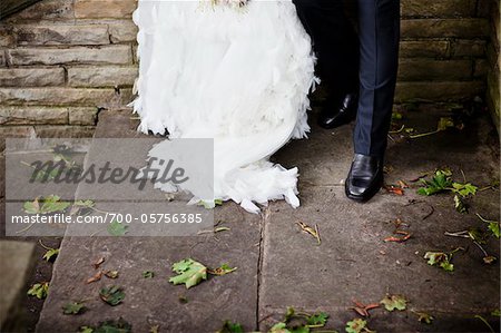 Détail de la mariée et pieds du marié