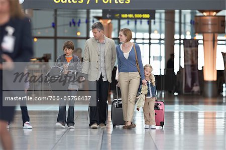 Familie in Flughafen