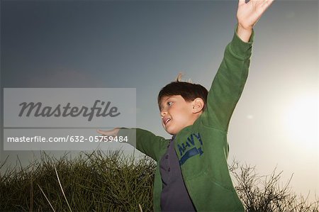 Jungen spielen im Freien mit Arme in der Luft