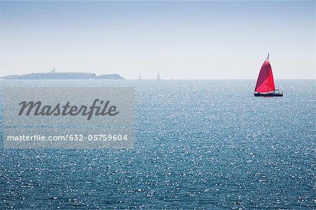 Voilier large de la côte de Belle-Ile-en-Mer, Morbihan, Bretagne, France