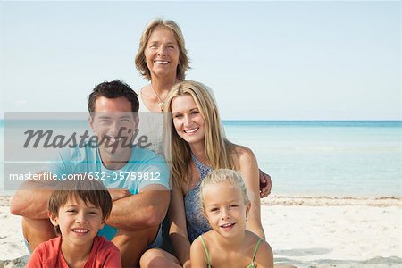 Mehr Generationen Familie am Strand, Porträt