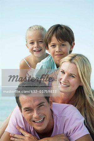 Famille posant ensemble à la plage, portrait