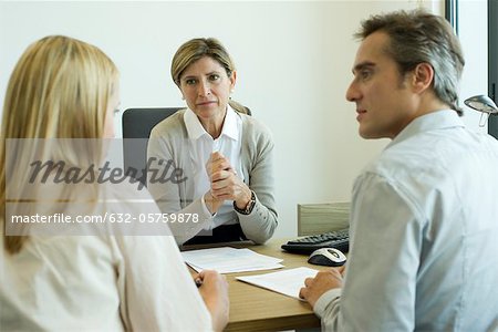 Geschäftsfrau, im Gespräch mit Kunden im Büro