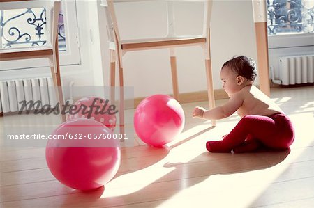 Enfant jouant avec des ballons