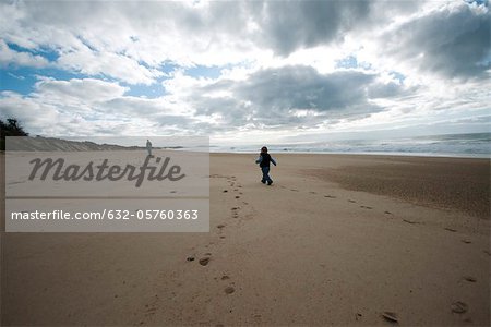 Bambin marchant sur la plage