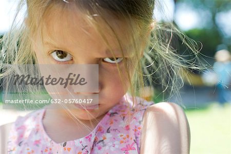 Petite fille regarder la caméra avec les lèvres pincées