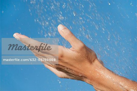 Mains sous les projections d'eau