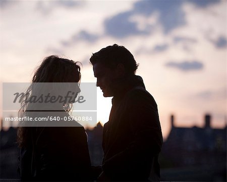 Royaume-Uni, Londres, Silhouette d'un couple face à face au coucher du soleil