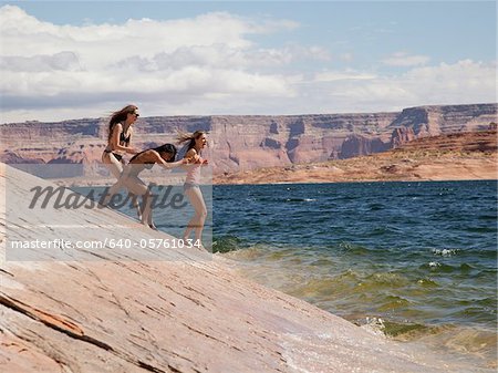 USA, Utah, jeune femme debout près de Lake Powell