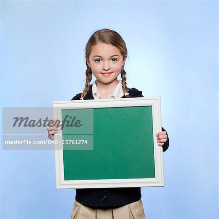 Studio Portrait von Mädchen (10-11) mit leere grüne Tafel