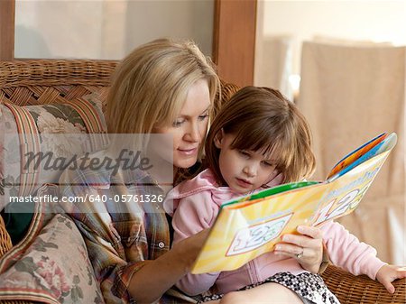 USA, Utah, Cedar Hills, Mutter lesen Kinderbuch mit Tochter (4-5)