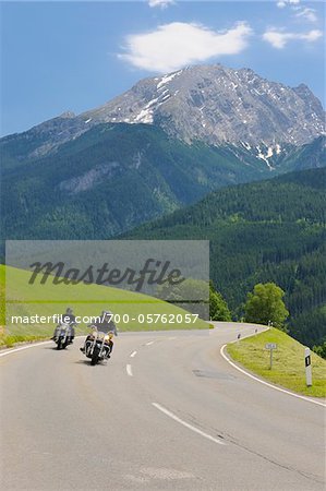 Motocyclistes sur Deutsche Alpenstrasse devant le Mont Watzmann, Berchtesgaden, Upper Bavaira, Allemagne