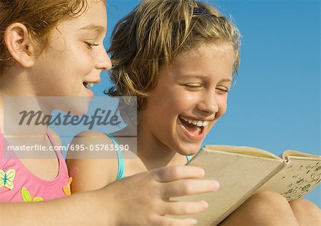 Mädchen in Badeanzügen Buch gemeinsam lesen