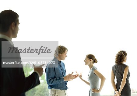 Homme regardant le couple parler au cours de la soirée cocktail