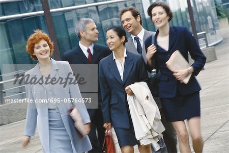 Gruppe von Führungskräften im Businesspark zu Fuß