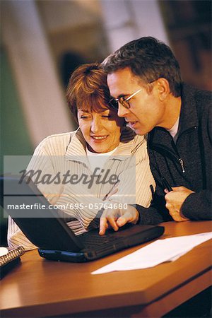 Senior couple utilisant un ordinateur portable