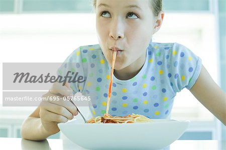 Fille siphonage nouilles spaghetti